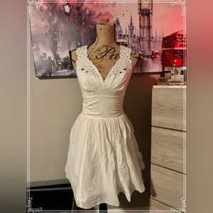 Ted Baker White Pleated  Dress Sweetheart Neckline